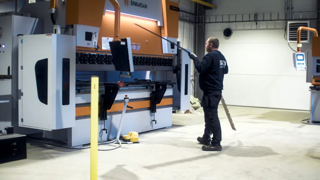 Ansatt hos EMV Construction betjener den nye plateknekken fra Ermaksan på verkstedet på Magnor