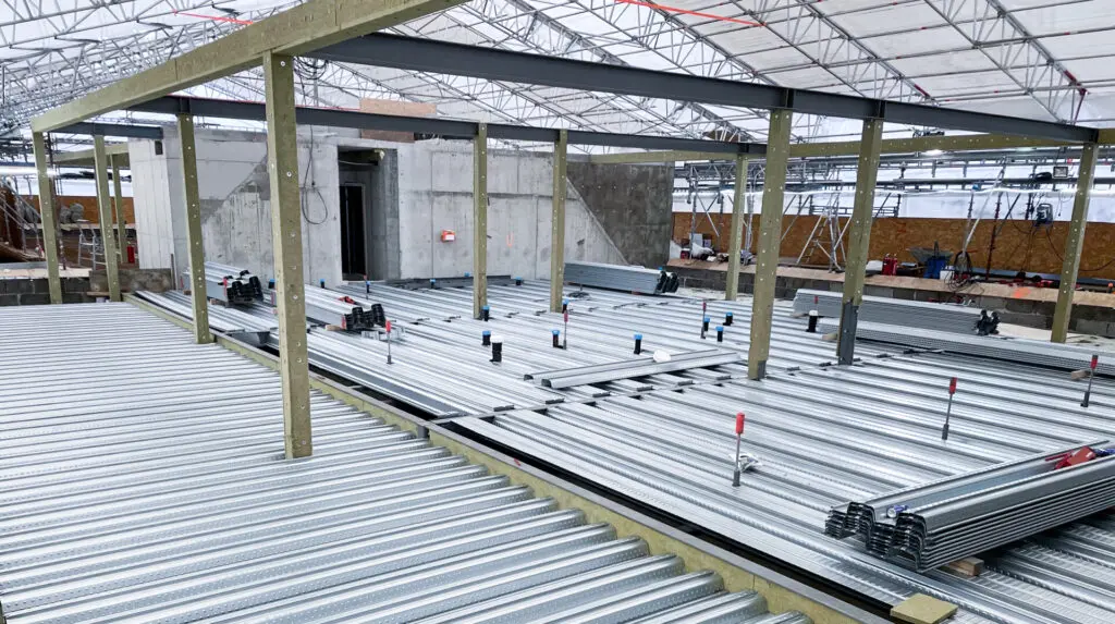 EMVC montering av samvirkeplater og stålkonstruksjon på byggeplass