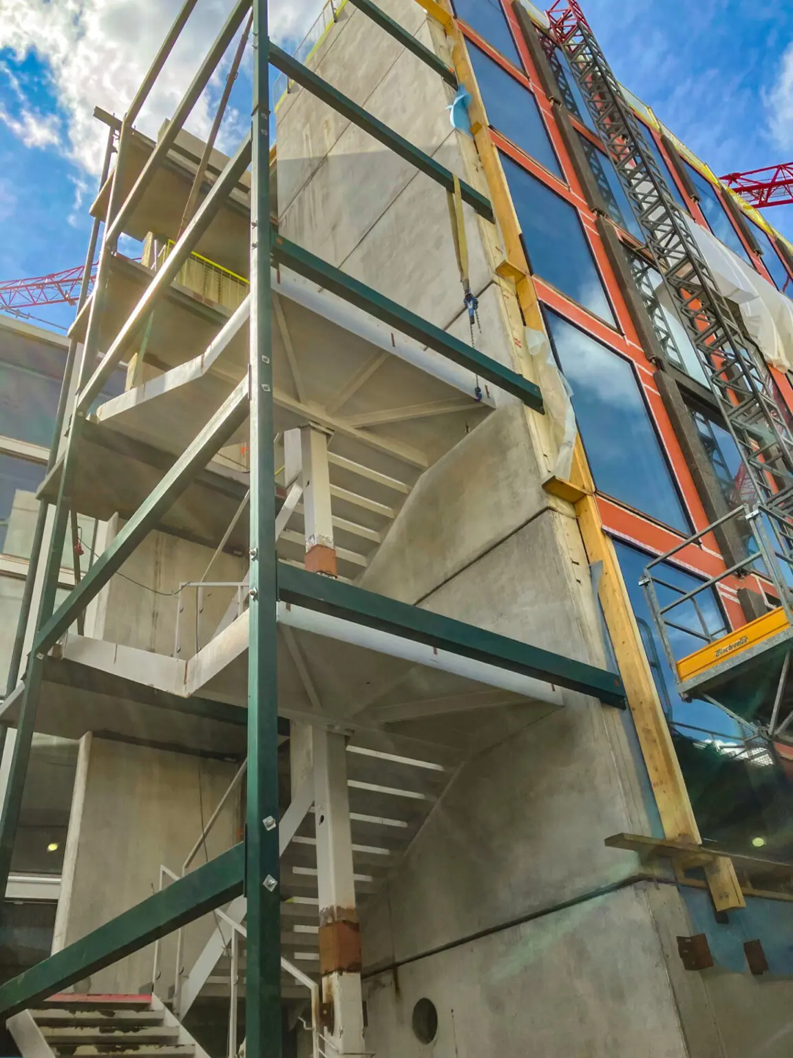 EMVC stålkonstruksjon og trappemontasje ved fasadearbeid på nybygg