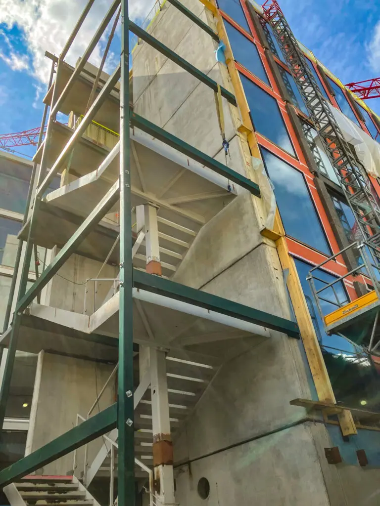 EMVC stålkonstruksjon og trappemontasje ved fasadearbeid på nybygg