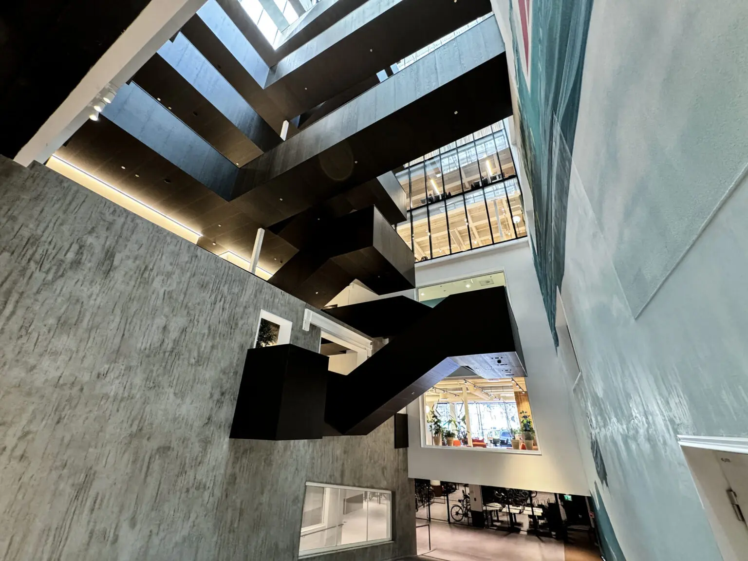 Innvendig trappekonstruksjon i stål levert av EMV Construction ved Stortorvet-prosjektet