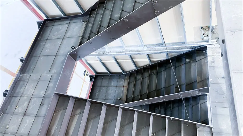 EMV Construction montering av ståltapp i nytt bygg under oppføring