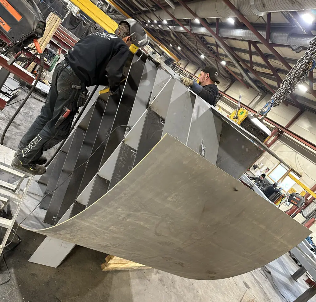 Produksjon av buet trapp i stål hos EMV Construction til Urtekvartalet-prosjektet