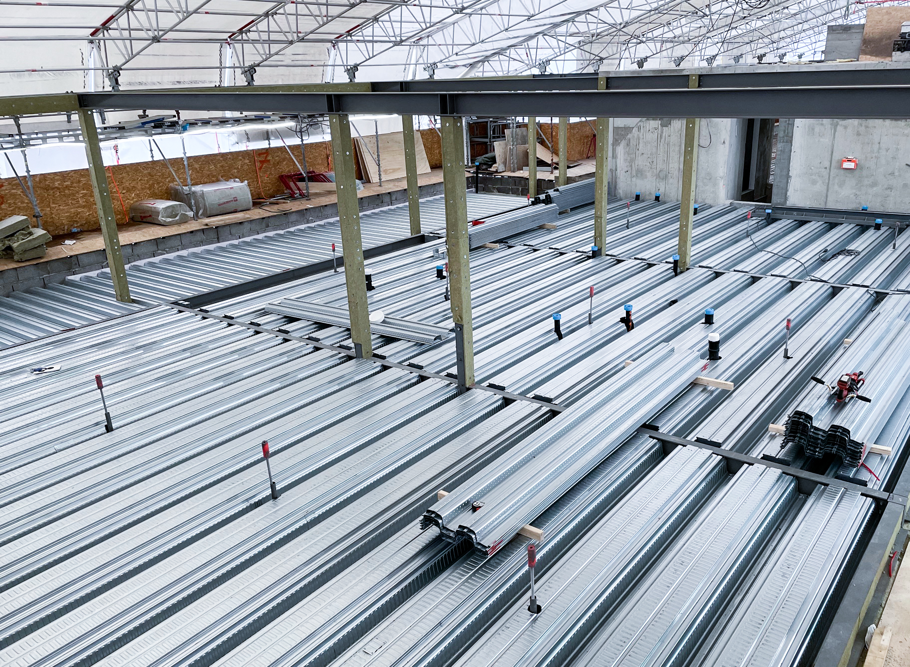 EMVC montering av samvirkeplater og stålkonstruksjon i nybygg