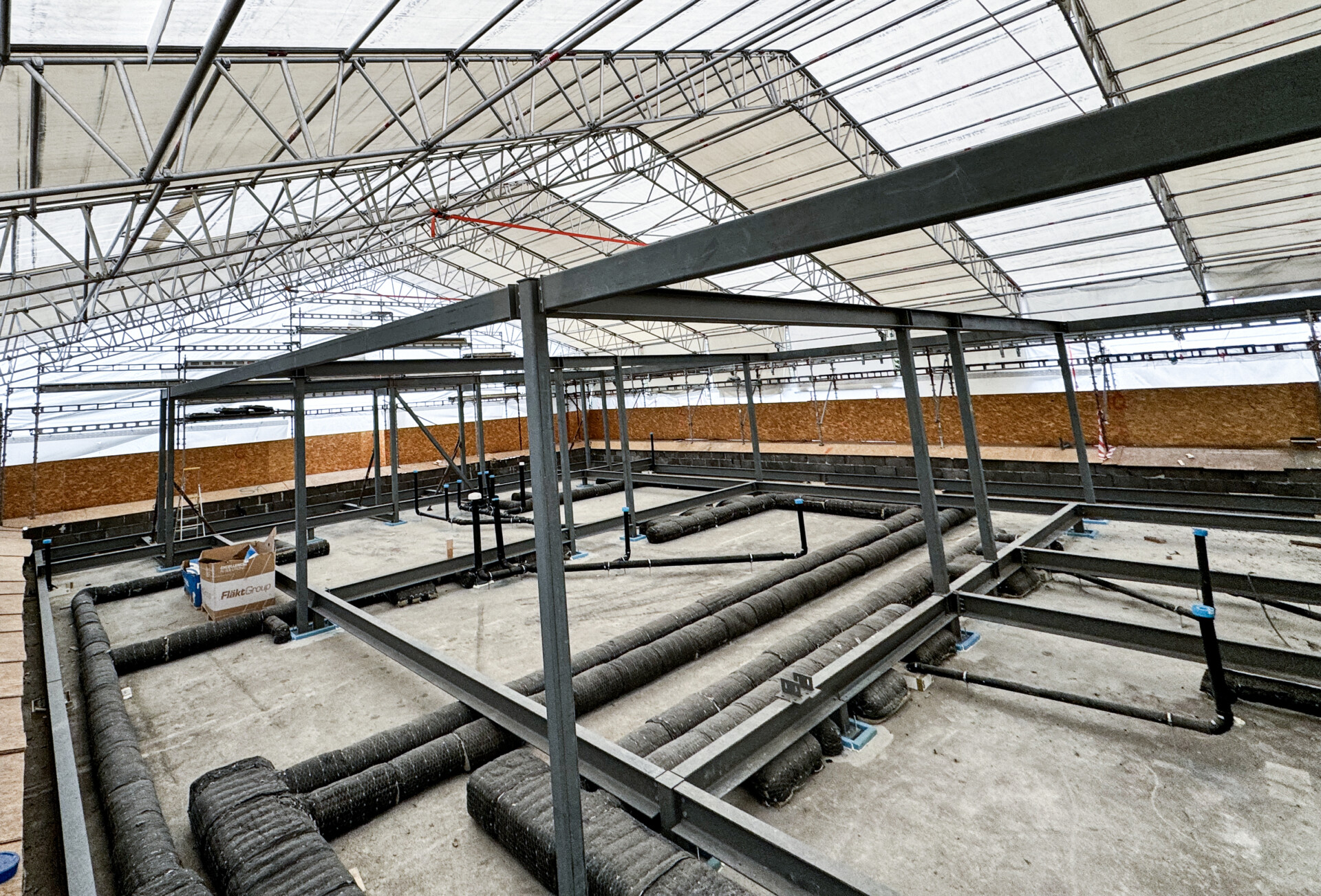 EMVC montering av stålkonstruksjon og bæresystem i nybygg under tak