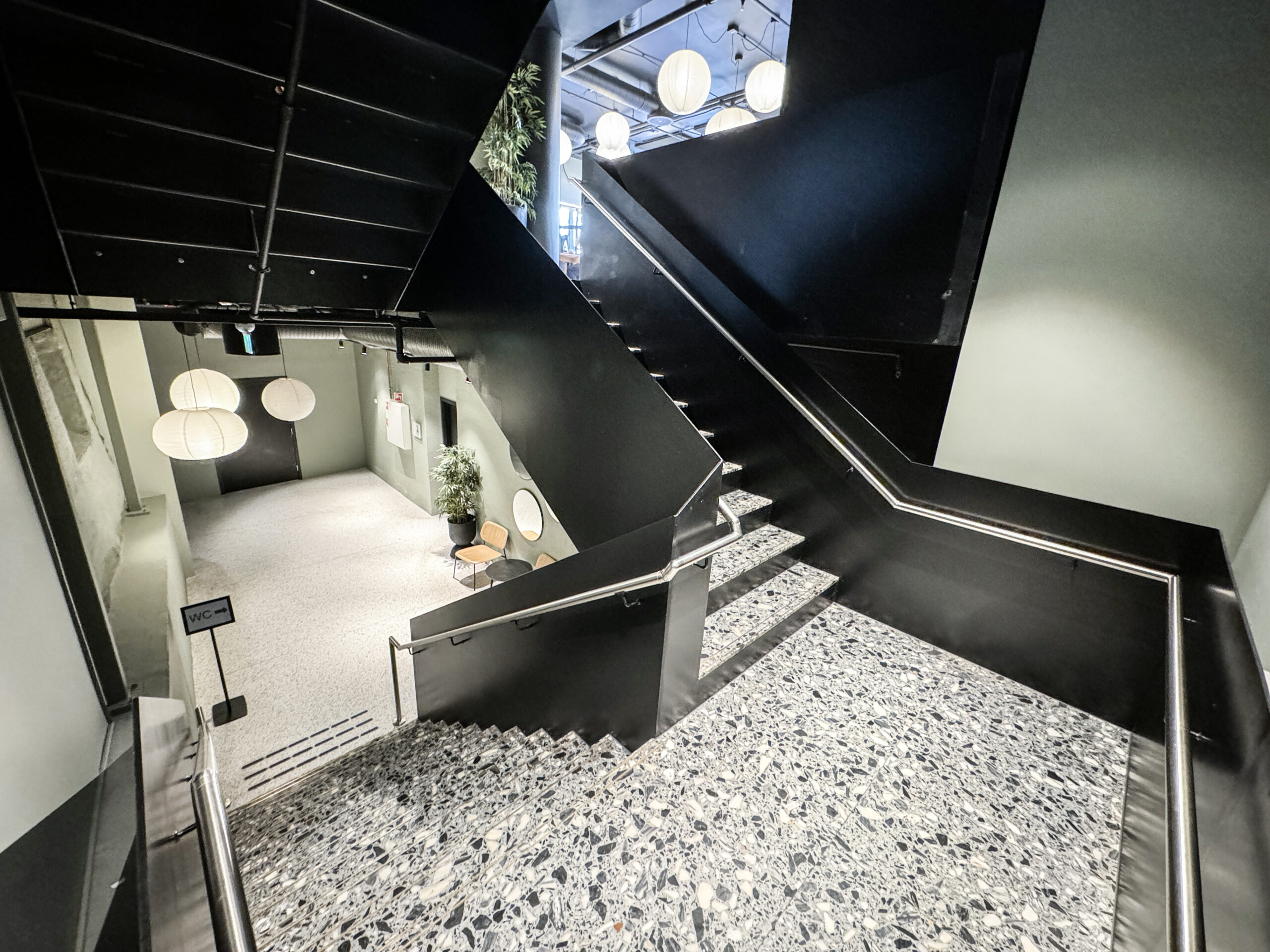 Sort ståltrapp med moderne design levert av EMV Construction til Stortorvet-prosjektet