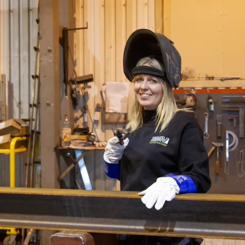 Malin Fagerli – bærekraftsansvarlig i EMV Construction, i produksjonsverkstedet på Magnor