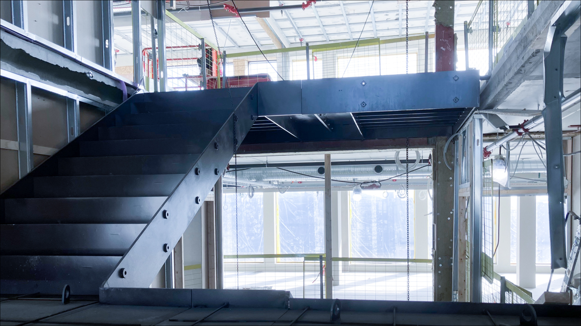 EMVC stålkonstruksjon og trapp under montasje i nybygg