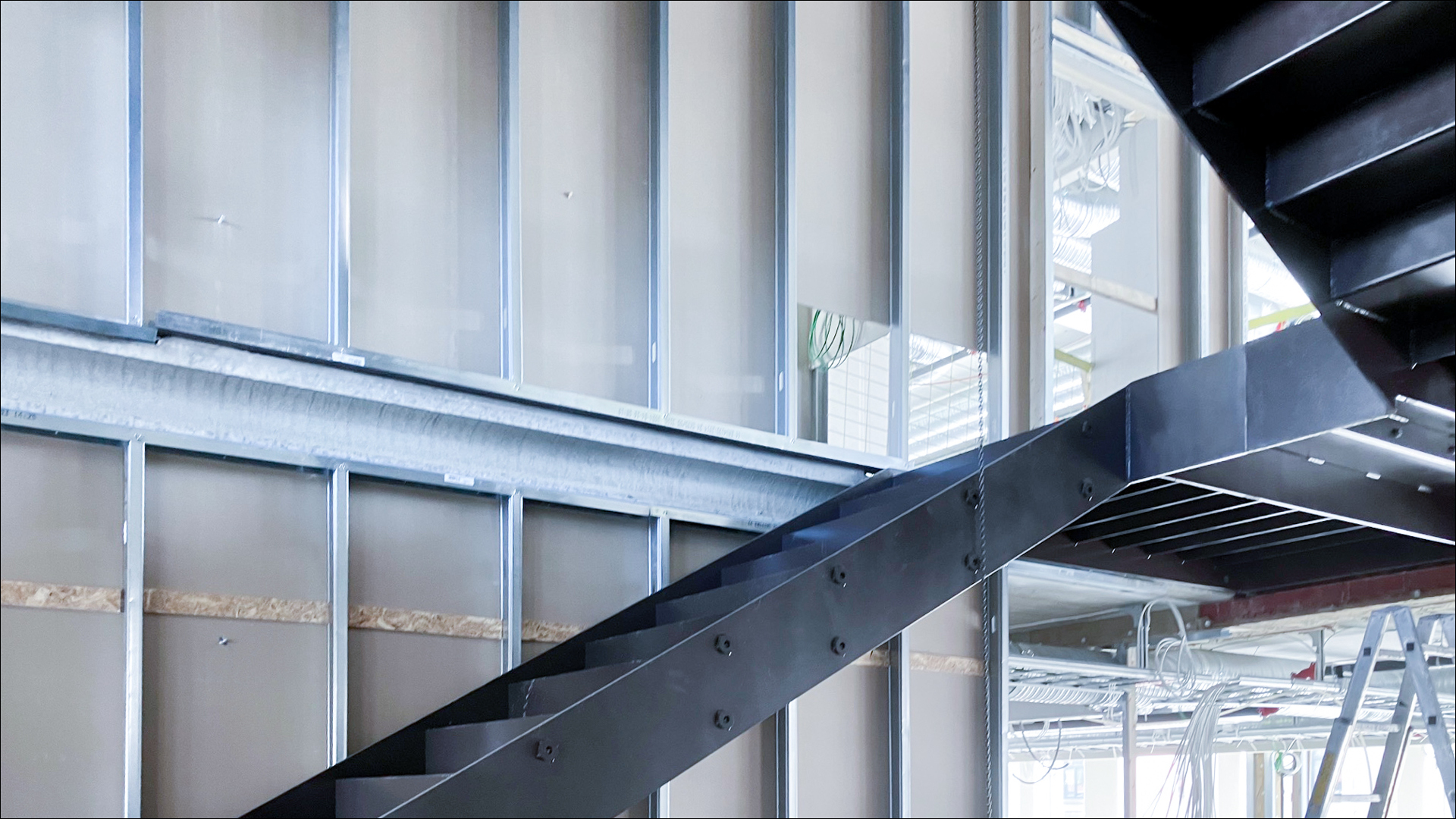 EMV Construction montering av stålkonstruksjon og trapp i nybygg