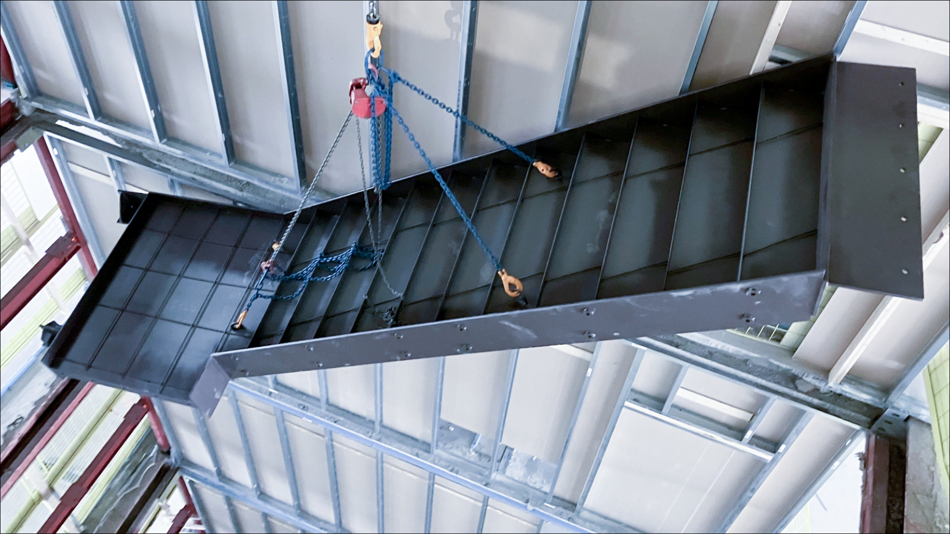 EMV Construction løfting og montering av ståltrapp i nytt bygg