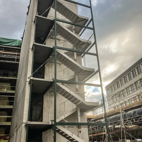 Ferdigmontert utvendig ståltrapp levert av EMV Construction på byggeplass i Sannergata